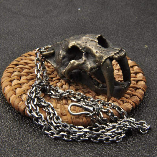 COLGANTE DE LATÓN CON CALAVERA DE TIGRE DIENTES DE SABLE