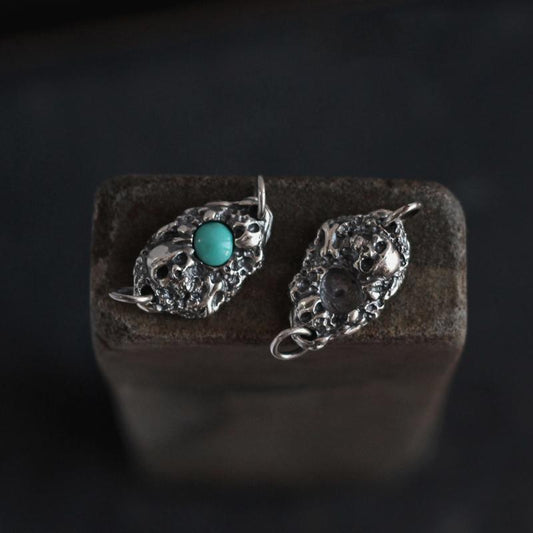 COLGANTE DE PLATA CON PIEDRA PRECIOSA Y CALAVERA VINTAGE