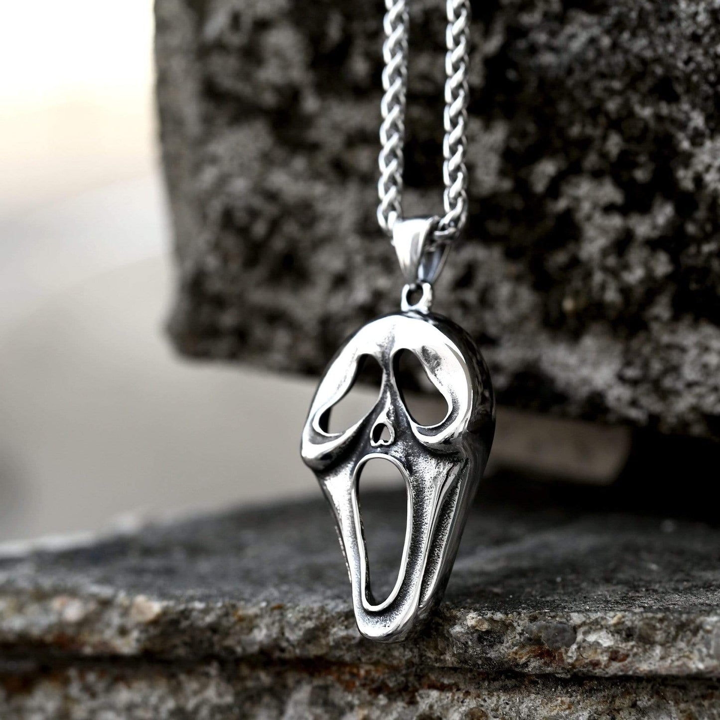 COLGANTE DE ACERO INOXIDABLE CON CARA DE CALAVERA DEFORMADA