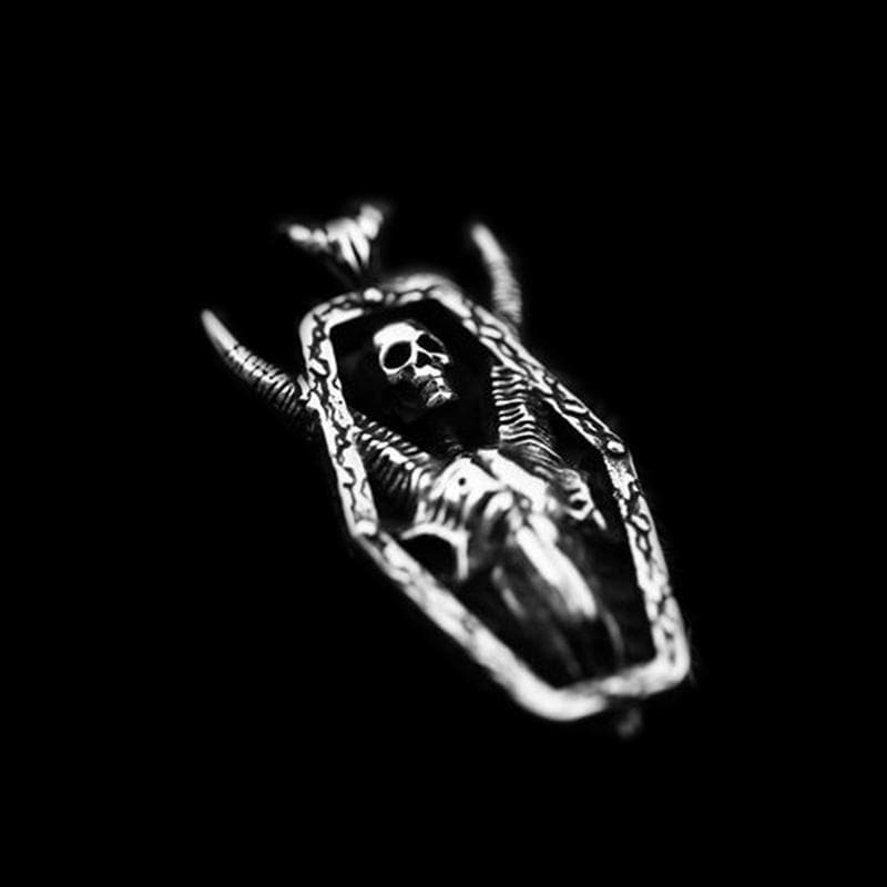 COLGANTE DE CALAVERA CON CABEZA DE OVEJA OSCURA