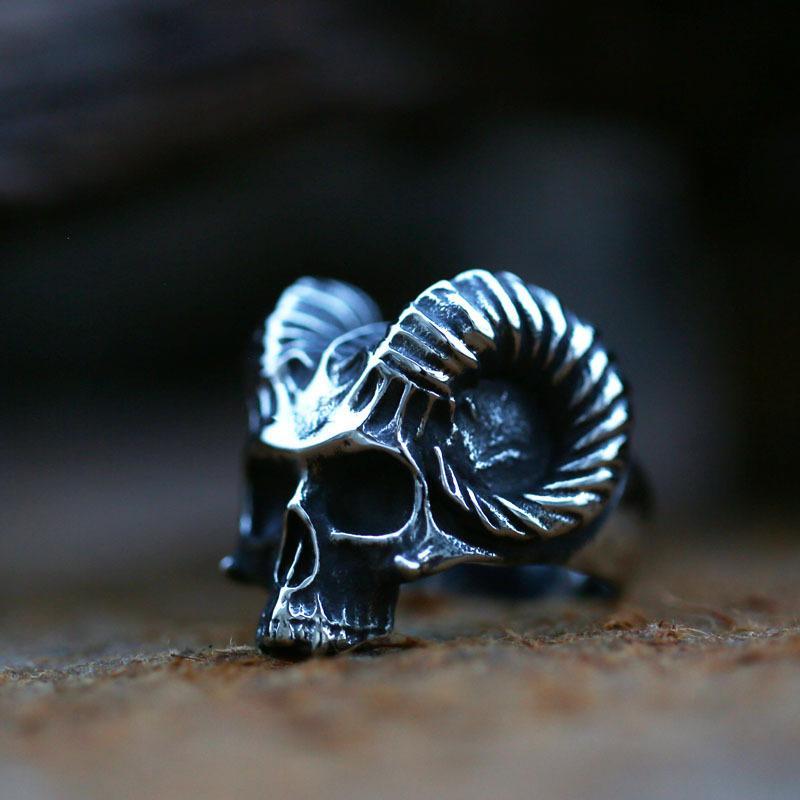 ANILLO DE ACERO INOXIDABLE CON CALAVERA DE CUERNO DE OVEJA PUNK