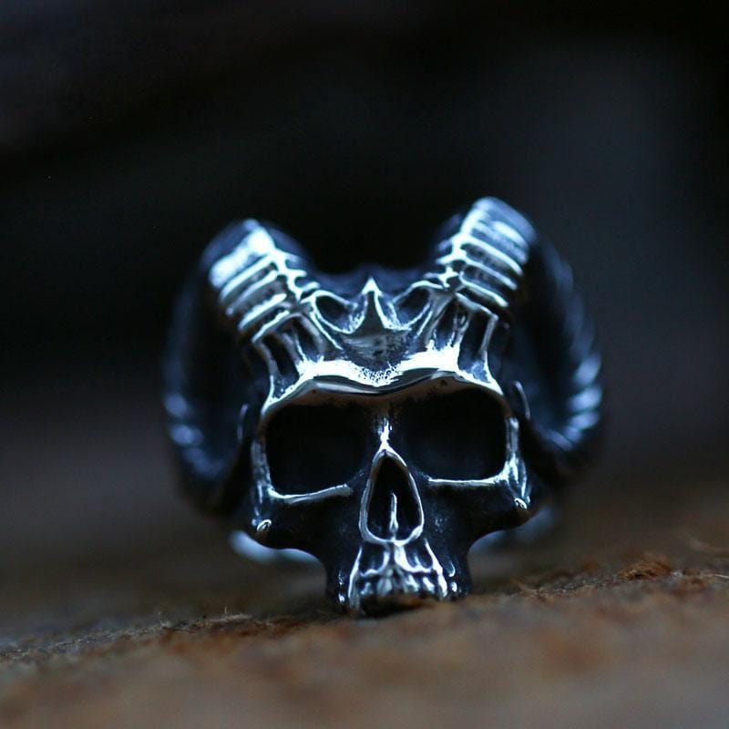 ANILLO DE ACERO INOXIDABLE CON CALAVERA DE CUERNO DE OVEJA PUNK