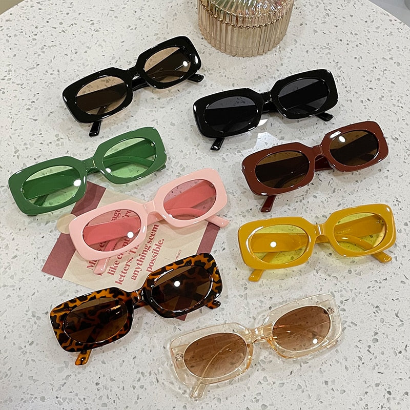 Sonnenbrille mit geometrischem Rahmen