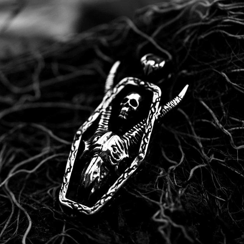 COLGANTE DE CALAVERA CON CABEZA DE OVEJA OSCURA