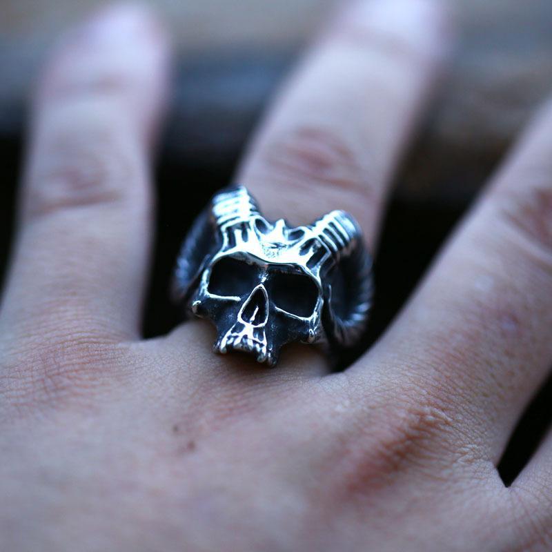 ANILLO DE ACERO INOXIDABLE CON CALAVERA DE CUERNO DE OVEJA PUNK
