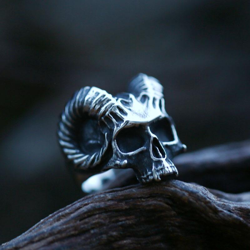 ANILLO DE ACERO INOXIDABLE CON CALAVERA DE CUERNO DE OVEJA PUNK